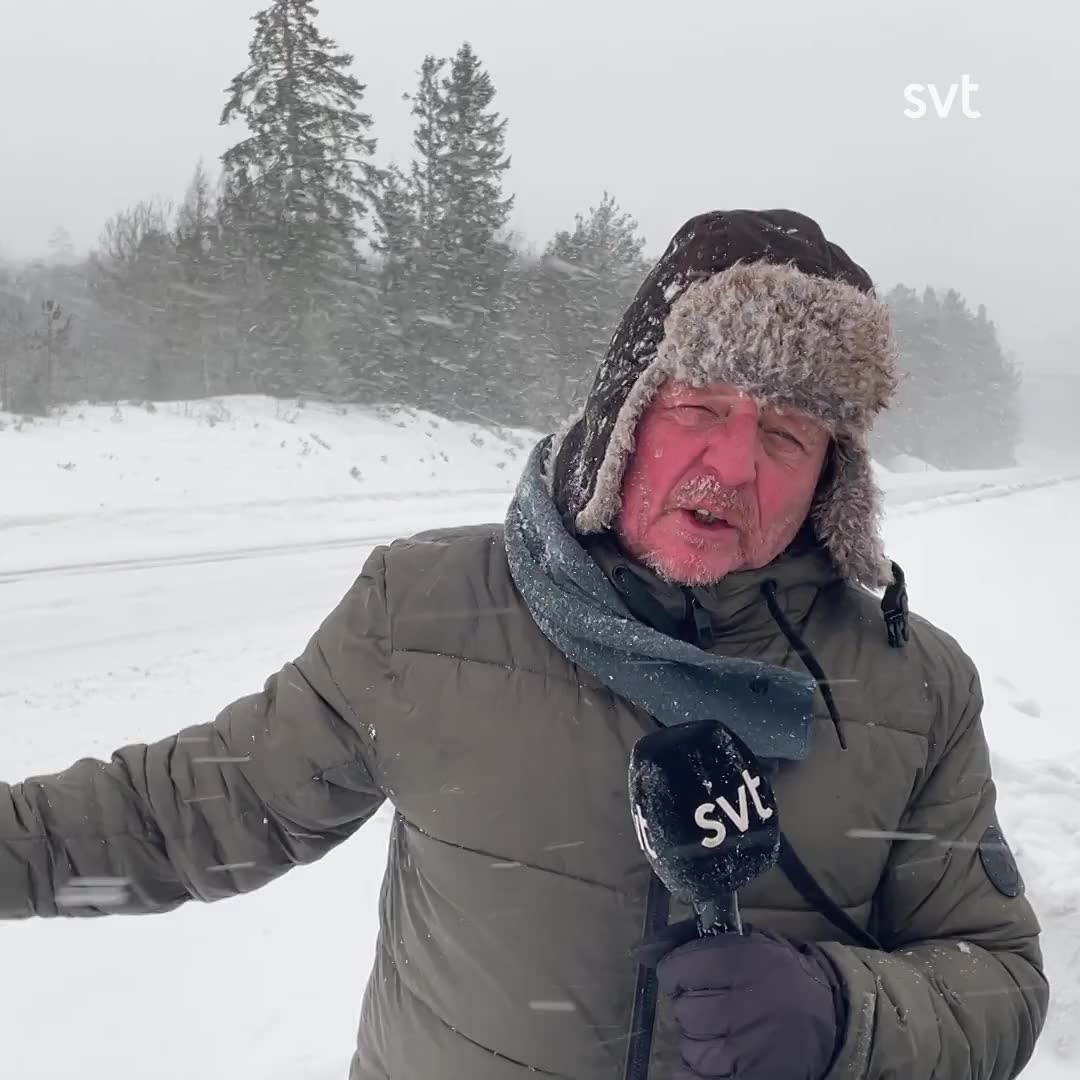 Här försöker reportern prata i snöstormen på E4